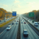 Vue aérienne d'une autoroute à plusieurs voies en journée