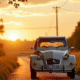 Citroën 2CV vintage sur route rurale ensoleillée