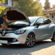 Voiture Clio 3 Phase 2 propre en stationnement en journée