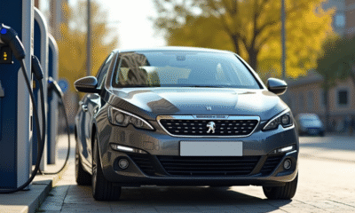 Peugeot 308 hybride en charge dans une ville ensoleillee